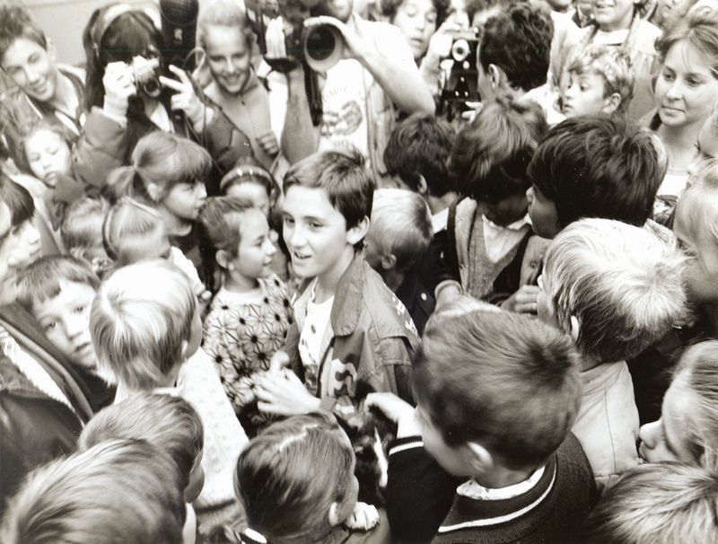 Встреча с Энтони Алиенджена во дворе Дома пионеров. Охотск, 10 июля 1989 года. Фото Г. Аникеева 
